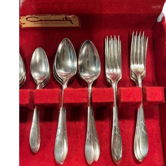 Lady Hamilton silverplate flatware by Community. 36 pc set incl. original case. - Picture 4 of 16